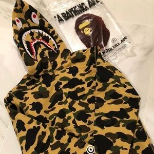 bape hoodie . it is a small , &’ comfortable and i liked it a lot .